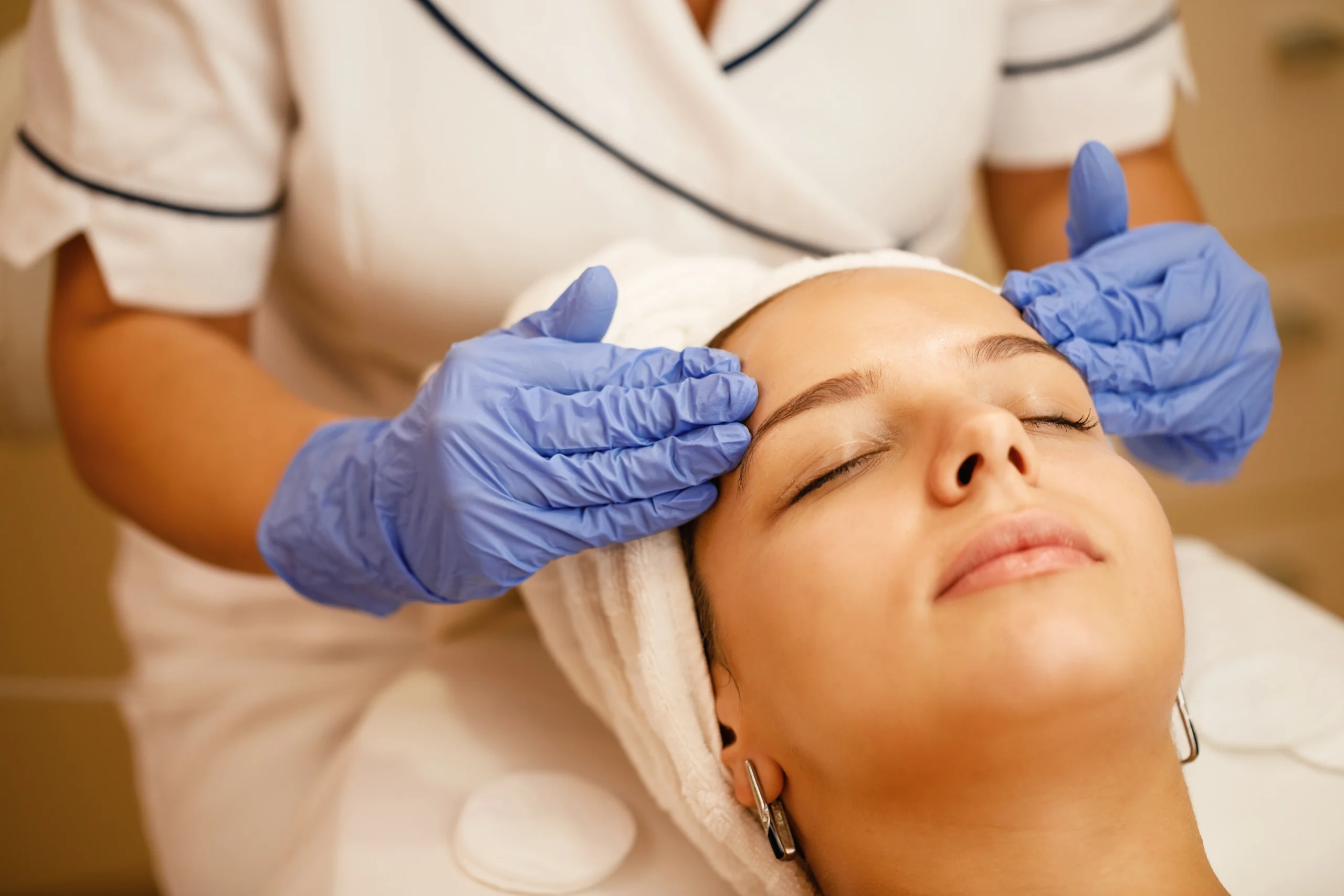 Franquia de estética ou clínica própria: qual reduz mais o risco do investimento?